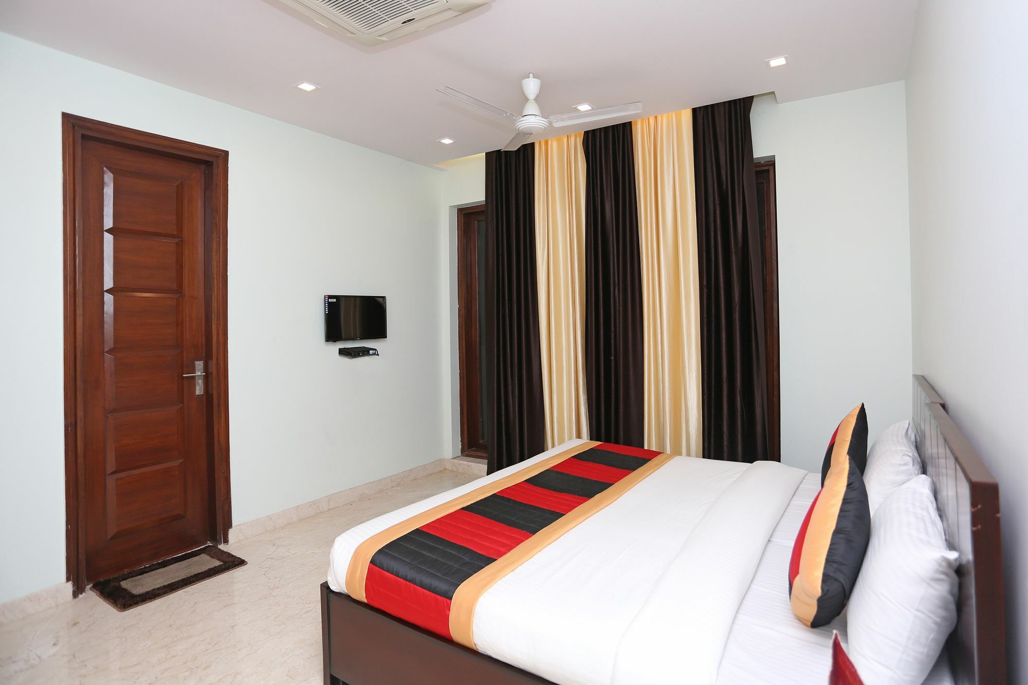 Oyo 9664 Sector 48 Hotel คูร์เคาน์ ภายนอก รูปภาพ